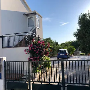 https://apartments-mira-trogir-21223.splithotels.org